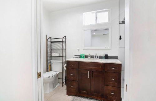 Updated 3-Bedroom LA Home with Backyard, BBQ & Family-Friendly Amenities - Photo 30