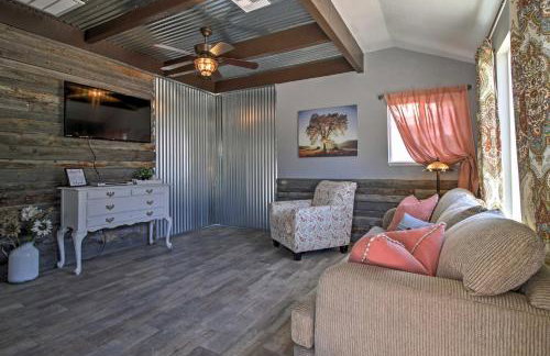 Newly Remodeled Home with Yard in Downtown Caliente! - Foto 2