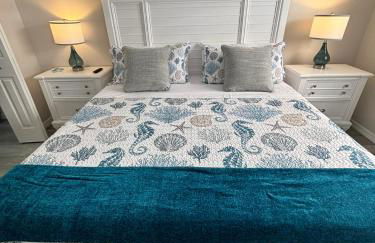 Beautiful Sunsets just Steps from Beach with King Bed and Queen Sleeper Sofa - Foto 13