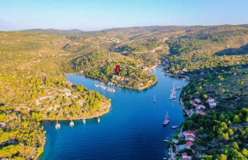 VILLA PHILIPPA - luxurious five-room villa - idyllic location - first row to the sea - spectacular view of the sea bay - unforgettable sunsets - 15 minutes from Supetar ferry port - free parking - private heated pool - Foto 33