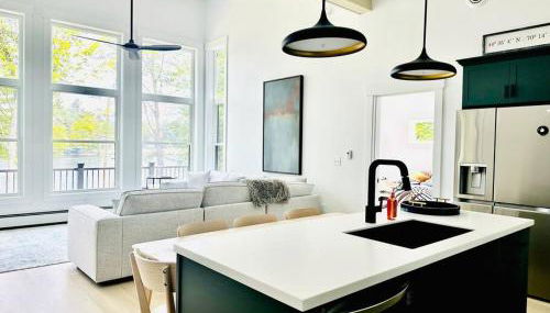 Luxe Modern Lakefront Oasis - Hot Tub, Sunset Views, Pet & Family Friendly! Close to UMF! - Foto 2, stove, pet friendly