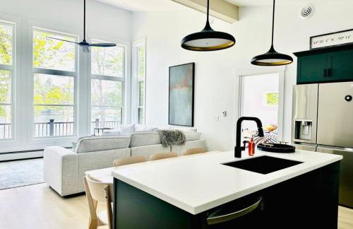 Luxe Modern Lakefront Oasis - Hot Tub, Sunset Views, Pet & Family Friendly! Close to UMF! - Foto 2