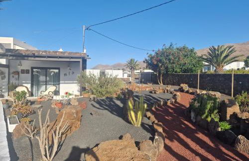 Apartamento con terraza y jardín - Photo 3