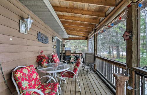 Lakefront Family Getaway with Private Deck and Dock! - Foto 20
