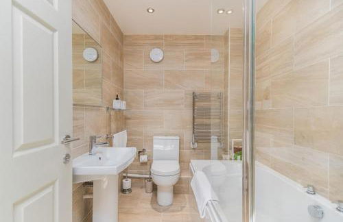 Castle Townhouse Kenilworth - Private Parking - 24 Hr Gym Access - Town Centre - Foto 11