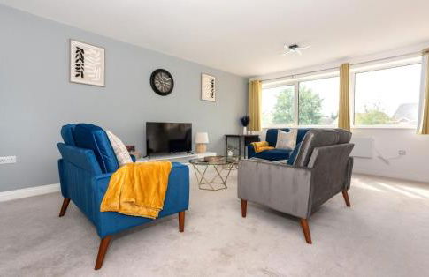 Beautiful Orpington Home w Pool Table and Driveway - Photo 29