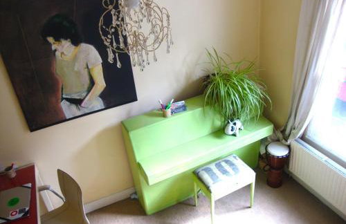 Lovely artist's home ecently refurbished - Photo 3