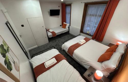 Minstead Houses 5 Bedroom Large House inc 3 Twin Rooms B24 just off M6-J6 Free Parking Driveway 2 Showers Bath 2 WCs Fast Wi-Fi Garden Airport NEC Contractor HS2 Teams Weekly Stays Welcomed Best-in-Class - Foto 12