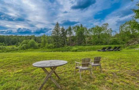 Chic Renovated Chalet with Private Pond - Foto 22