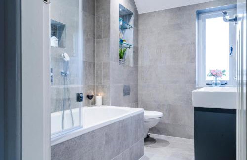 Cozy 3 Bedroom Terrace Cottage in Epsom - Photo 5