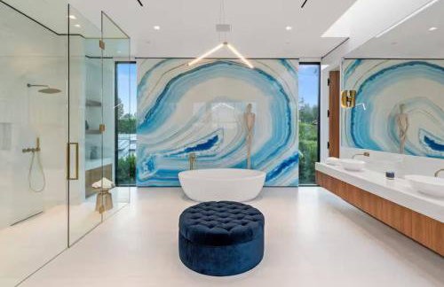 Luxurious 5BR Villa in BH with Pool, Theater, and Views - Foto 17