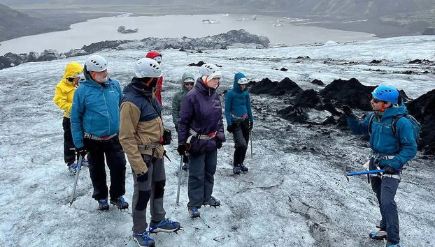 Trekking por el glaciar Sólheimajökull - Foto 3, Escuchando las explicaciones del guía