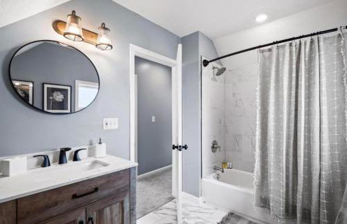 Hot Tub N64 Mins to Downtown Sleeps 8 - Foto 44