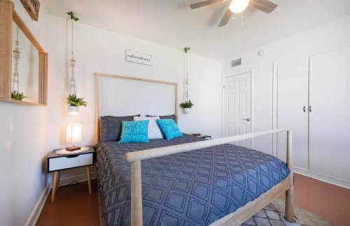 Cali 2BR Getaway Firepit, Yard & Spring Charm - Foto 29