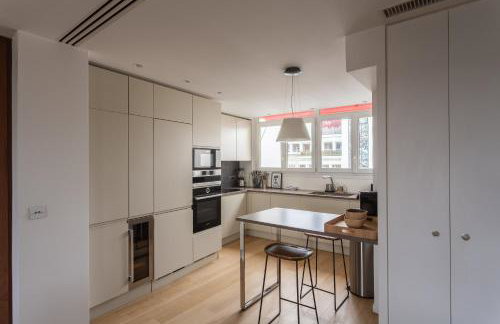 Montaigne - Sunlit Corner Penthouse with Balcony - Photo 15