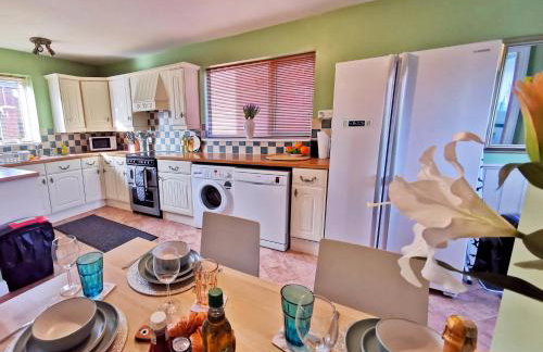 Highstone 4 Bedrooms Home 7 Beds With Parking and Garden - Foto 12