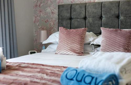 Sun-Soaked- Charming Views Overlooking the Harbour - Photo 23