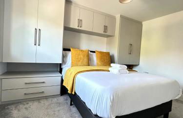 Modern 2 Bedroom First Floor Apartment, Free Parking, Woking - Foto 9