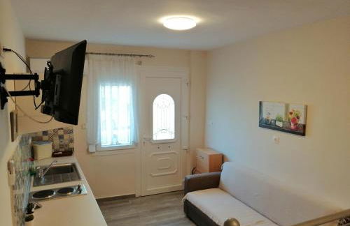 Marina's Apartments - White & Stone Apartment - Photo 17