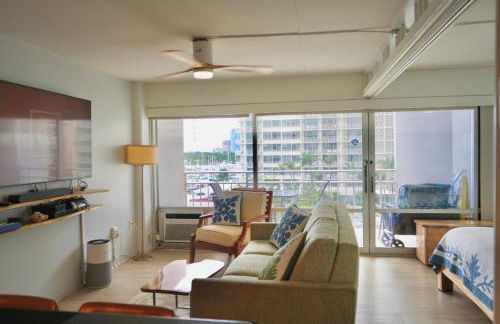 Ilikai Hotel Condo with Kitchen and Ocean View - Foto 10