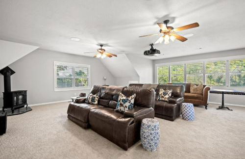 Hobbs Mill Ski Lodge Theater Games Dogs OK - Photo 19