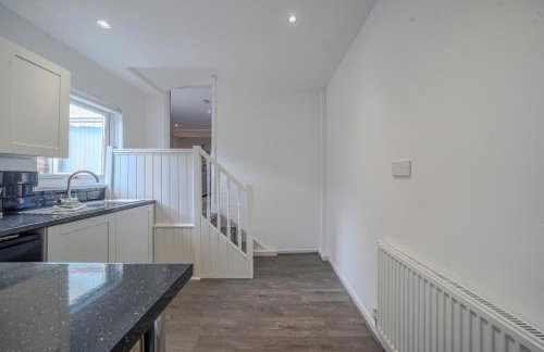Stunning 2 Bedroom 6 Guest Flat by Anfield Stadium - Photo 15