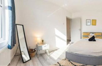 Amanah Properties - Elegant 4-Bedroom Home in Wembley with Parking, Perfect for Contractors - Foto 17