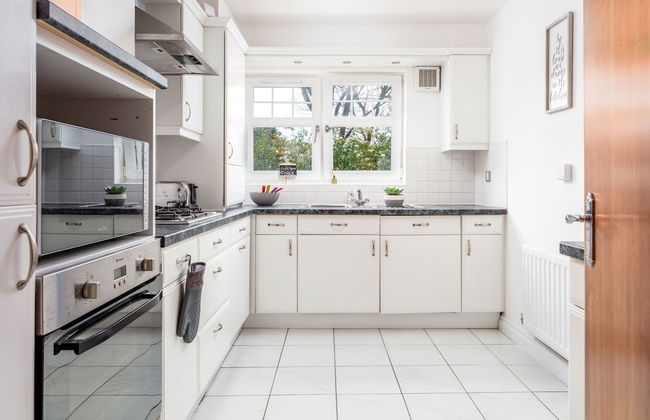 Turnberry Serviced Apartments - Photo 4