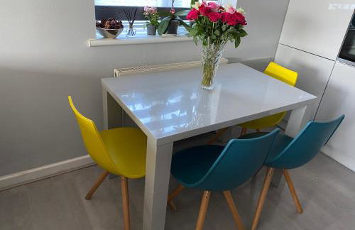 Modern 2 bedroom flat with Sky TV & free parking - Foto 21