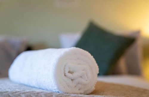 Cosy 3-Bed House With Parking, 5 Mins to QE & Uni - Photo 4