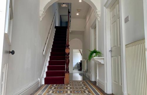 6BR Home with Parking Near Wolverhampton - Foto 18