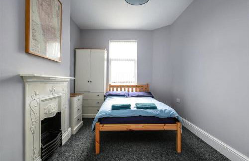 5 bedroom house, free parking, near football, sleeps 8 - Photo 13