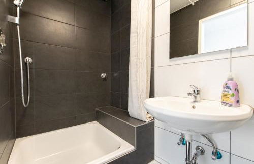 Tolstov Apartments - City Apartments with 2 , 3 and 6 Rooms - 15 Min to Messe DUS and Old Town DUS - Foto 24