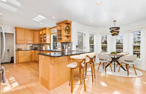 Stunning home woods 15 min to overlandpark - Photo 77