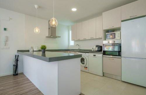 Modern, Stylish Apartment - Photo 12