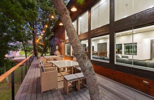 LUX Treehouse on Private Lake next to Lake Conroe with Game room, Paddleboards, Lake Views, and more! - Foto 10