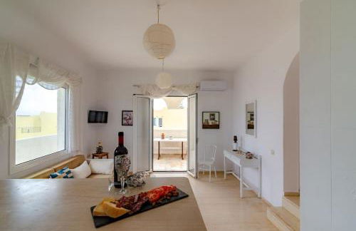 white house by the sea - Photo 15