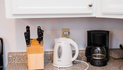 Off-Street Parking - Washer & Dryer - GroupStay - Foto 4, toaster