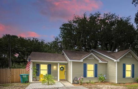 Gritz & Giggles, Where Southern Charm Meets Belly Laughs - Foto 29