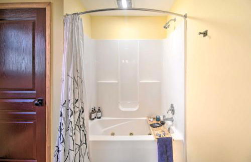 Cabin with Decks and Fire Pit Near Lost River! - Foto 14