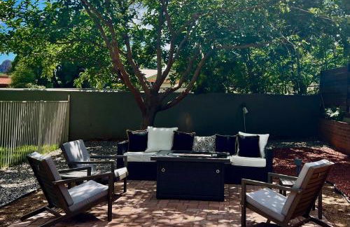 Sedona Uptown Gem!Large yard w grass and shade trees! Views!! NEW! BARREL SAUNA!!! Close to trails, walk to Uptown Sedona, restaurants and shopping - Foto 13