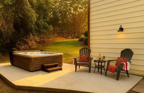 Waterfront Retreat with Spectacular Interior, Jacuzzi and Game Room in NC - Foto 5