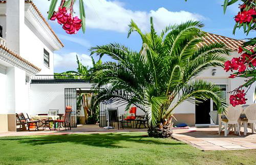 Elegant Villa in Nuevo Portil with Shared Pool - Foto 5