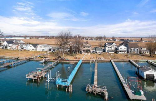 Lakeside Bliss 2BR, 1BA with All Modern Comforts - Foto 41