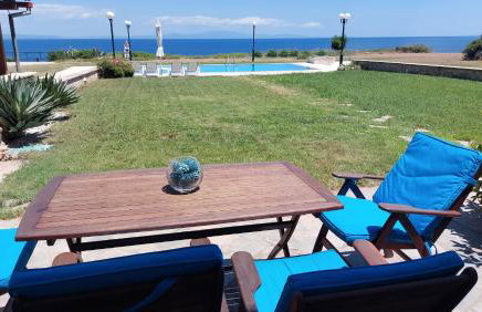 Blue Pastel-cliffside villa, shared pool, wild sandy beach nearby - Foto 40