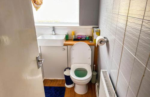 3 Bed - Sleeps 4 - Free Parking - Private Garden - Photo 9