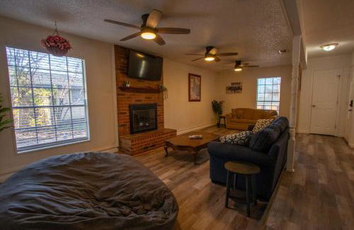 Spacious Stay for 12 - Central Fort Worth - Photo 7