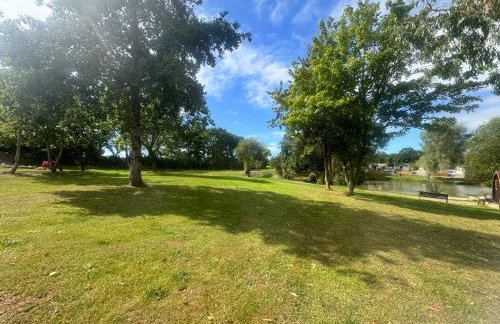 Lake View Holiday Home - Fishing Lakes, Heated Outdoor Swimming Pool 500yrds on Sister Park , Pool Open April to September - Foto 36