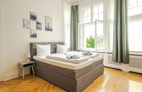 KAISER 02 by ROCKCHAIR Apartments l SUPERHOST Status l 3 Bedrooms Boxspringbeds 2 Bathrooms l Cozy Family & Business Flair 155 sqm 3 Balcony 2nd Floor Elevator up to 10 guests welcomes you! - Foto 10