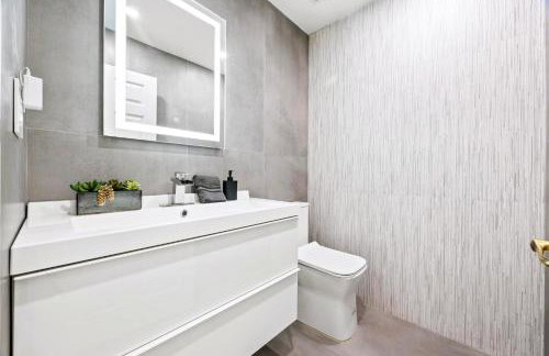 Spectacular Miami- Htd Pool,5 Bdrooms ,MiniGolf, Playground, Baby Items, BBQ - Photo 34